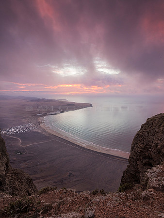 Vista en rosa - Bahía de Famara, Teguise.