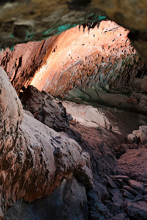 Las entrañas del tubo - Lava iluminada en las Cuevas de los Ver