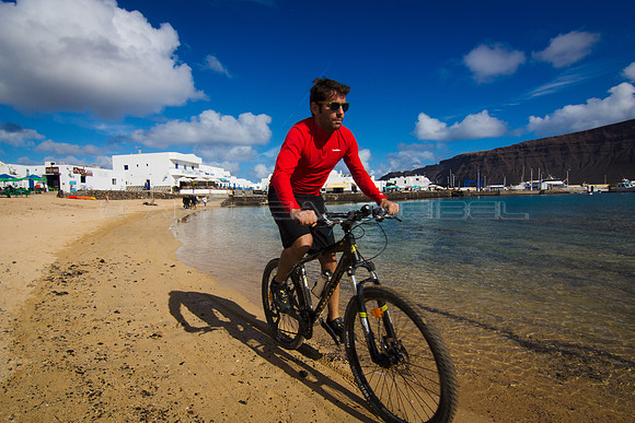En bici por la playa - Caleta del Sebo, La Graciosa