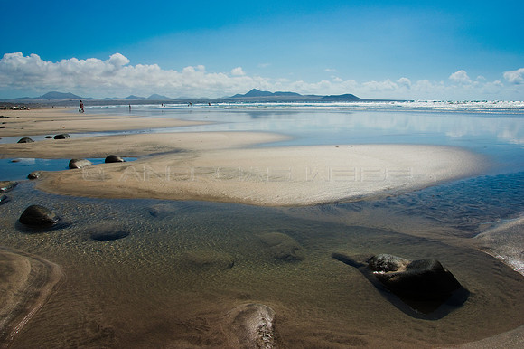 Islas de arena y piedras en la Playa de Famara - Lanzarote
