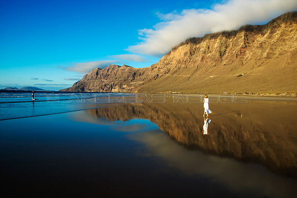 Paseo por la Playa de Famara - Lanzarote, Islas Canarias