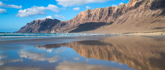 Nubes en la playa - Playa y Risco de Famara, Teguise.