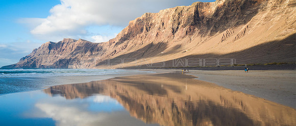 El cielo a tus pies - Playa y Risco de Famara, Teguise.
