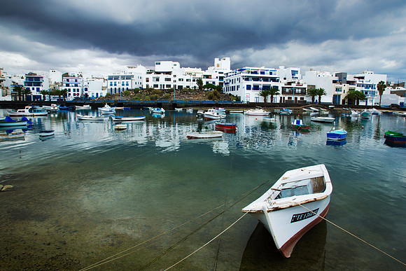 Barcos ante la skyline de Arrecife - Lanzarote, Islas Canarias