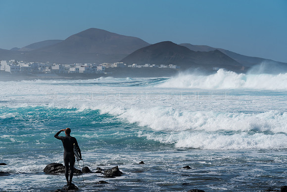 Surfer ante las olas de La Santa, Tinajo.
