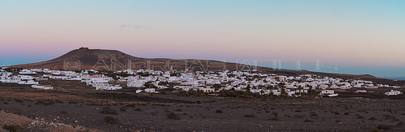 Panorámica de la Villa de Teguise al anochecer.