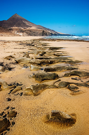 Rocas entre arena - Playa de Cofete, Jandía, Fuerteventura