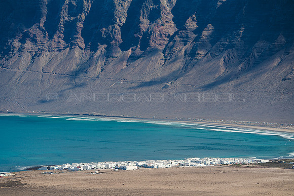 La Caleta de Famara ante "su" risco - Teguise.