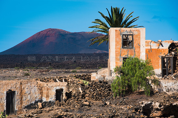 Finca en ruinas ante Montaña Rajada, Yaiza.