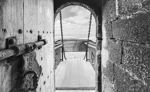 Cerradura con vistas en blanco y negro - Castillo de Santa Bárb