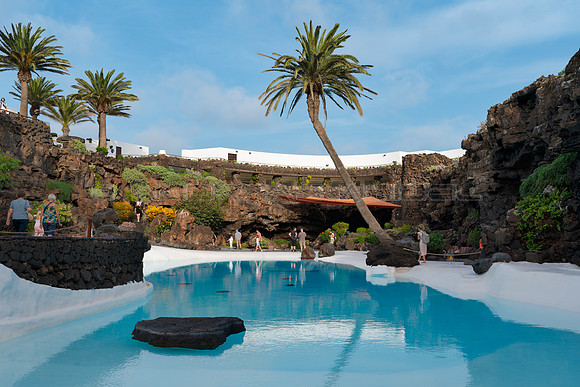 Piscina con palmera en Jameos del Agua - Haria.