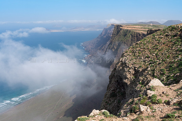 Risco con nubes - Risco de Famara con La Graciosa al fondo - Har