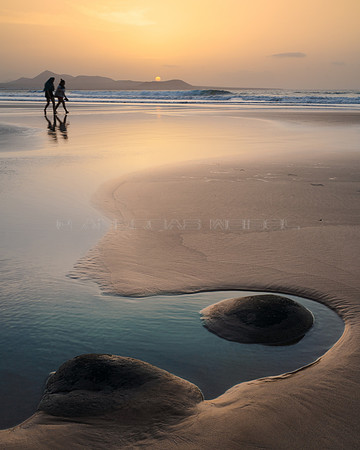 Paseando ante la puesta de sol - Playa de Famara, Teguise.