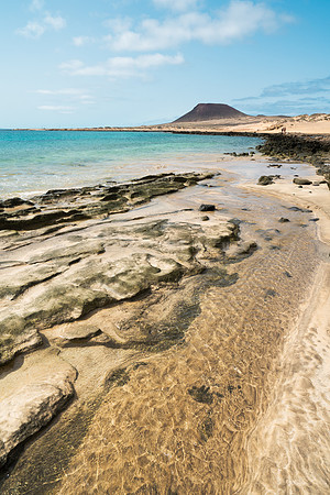 Canal de agua en la costa sureste de La Graciosa (con Montaña A