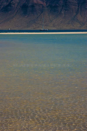 Laguna con barco y risco