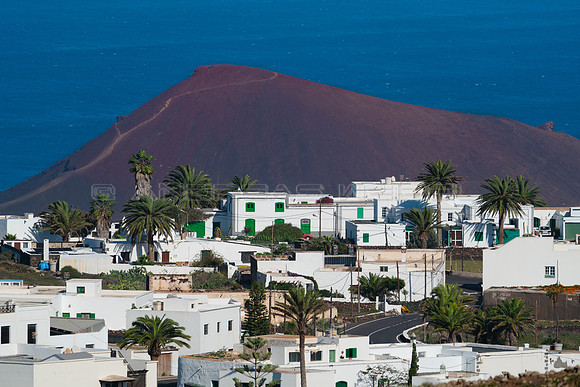 Casas de Tinajo ante el volcán Picacho.