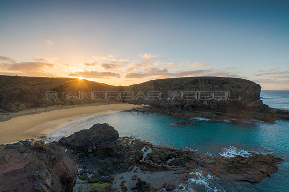 Primeros rayos de sol en la Playa de Papagayo - Costa de Yaiza.