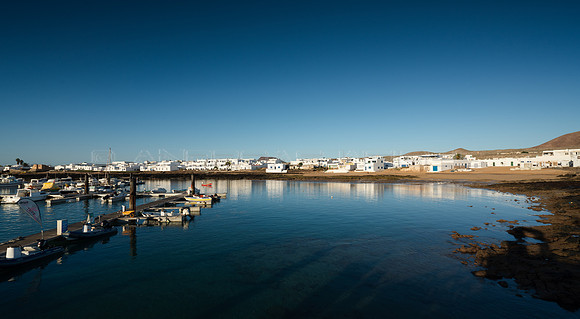 El sol despierta a Caleta del Sebo - La Graciosa.
