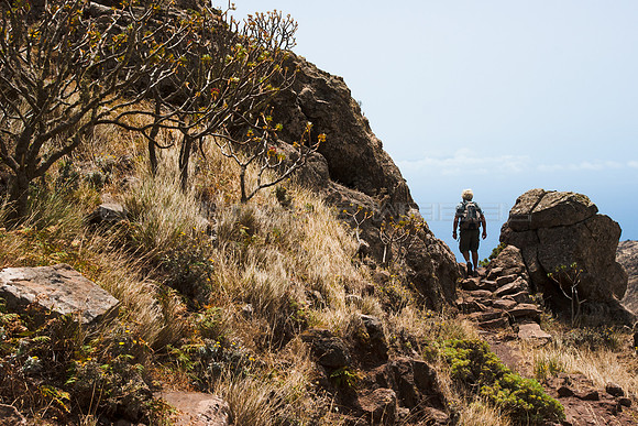 Senderista en un barranco cerca de Teno - Tenerife, Canarias