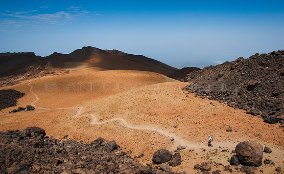 Senderista en un paisaje lunar - Tenerife, Canarias