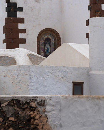 Fachadas y tejados ante iglesia - Villa de Teguise.