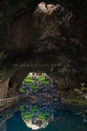Tubo con lago y claraboya - Jameos del Agua, Haria.