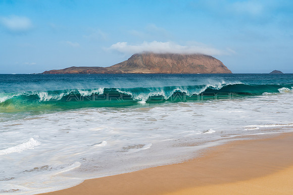 Montaña Clara con sombrero, visto desde la Playa de las Conchas