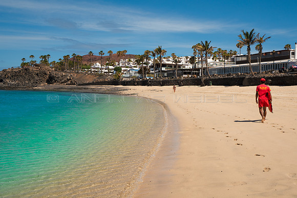 "Lifeguard" pratrullando en Playa Flamingo - Playa Blanca, Yaiza