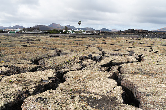 Grietas en la lava - La Geria.