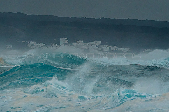 El pueblo de Tenesar ante una mar enfurecida.