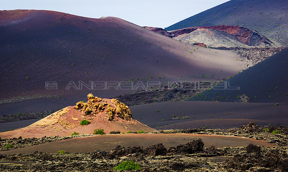 Un hornito volcánico ante los volcanes de Timanfaya - Lanzarote