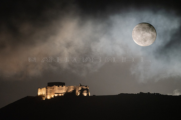 Castillo de Santa Barbara con luna llena - Teguise.