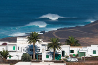 Edificios de Tinajo ante las olas del Atlántico.
