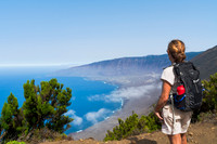 Senderista disfrutando las vistas a El Golfo y La Gomera - El Hi