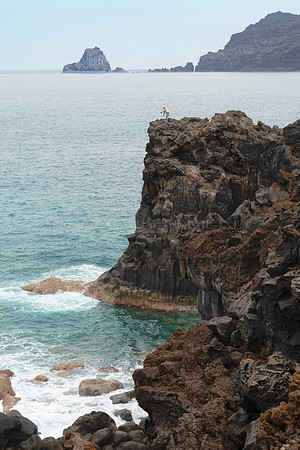 Pescando desde lo alto - Costa de La Frontera, El Hierro.