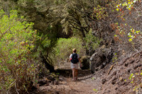 Senderista ante un tunel natural - de Sabinosa a Malpaso, El Hie