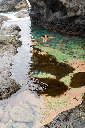 Sol y sombra en la Piscina El Río - Punta Grande, El Hierro.