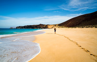 Senderista en la Playa de Las Conchas, La Graciosa - Lanzarote, Canarias