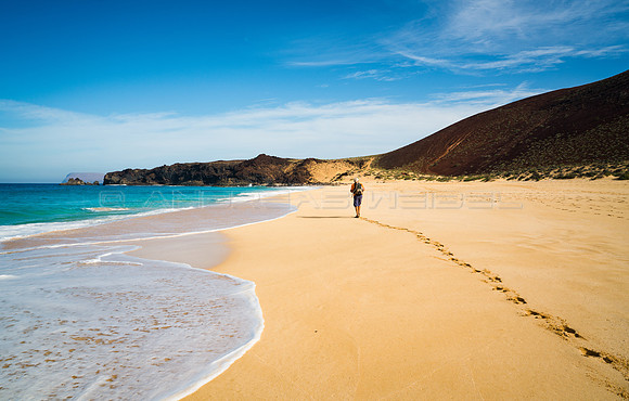 Senderista en la Playa de Las Conchas, La Graciosa - Lanzarote, Canarias