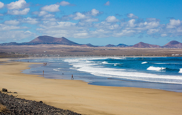 Vista a la inmensa Playa de Famara - Teguise, Lanzarote.