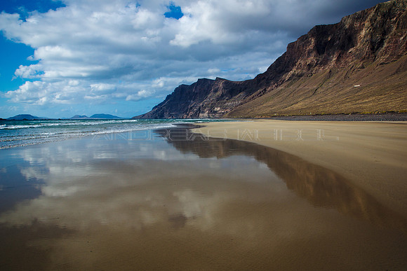Reflejos con playa en Famara - Lanzarote, Islas Canarias