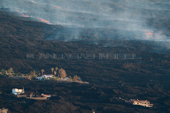 Casas entre lava - Colada de la Erupción de Cumbre Vieja, La Pa