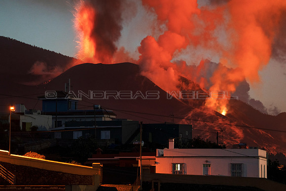 Despertar bajo llamas - El Paso, La Palma.