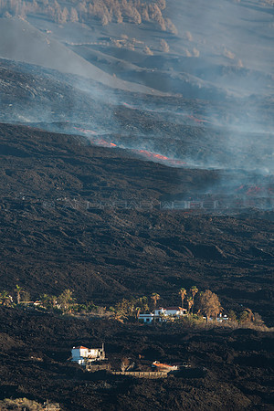 Islotes con casas - Coladas de lava, erupción de Cumbre Vieja,