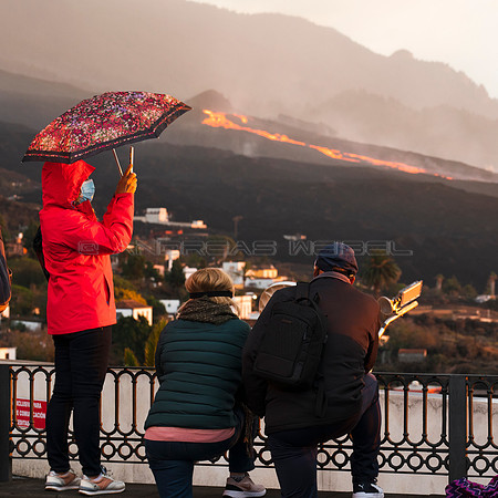 Espectadores en el Mirador de Tajuya - Erupción de Cumbre Vieja
