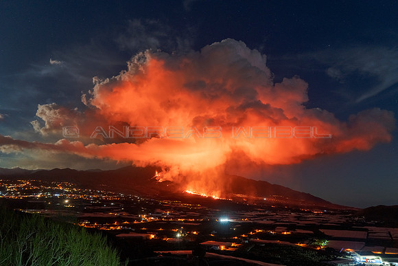 La columna eruptiva iluminada por la luna llena - Erupción Cumb