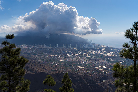 Vista al Sur con Volcán - La Palma, Islas Canarias.