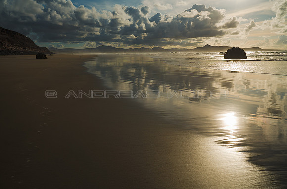 Playa de Famara a contraluz - Lanzarote, Canarias