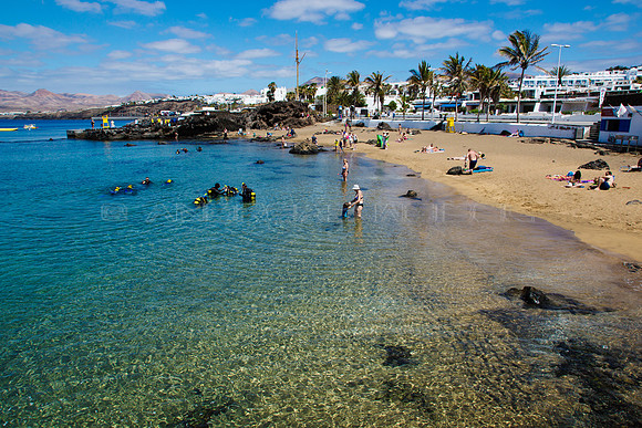 Buceadores y bañistas en Playa Chica - Puerto del Carmen, Lanzarote