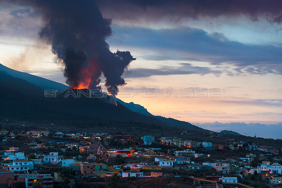 Amanecer con Erupción volcánica - El Paso, La Palma.